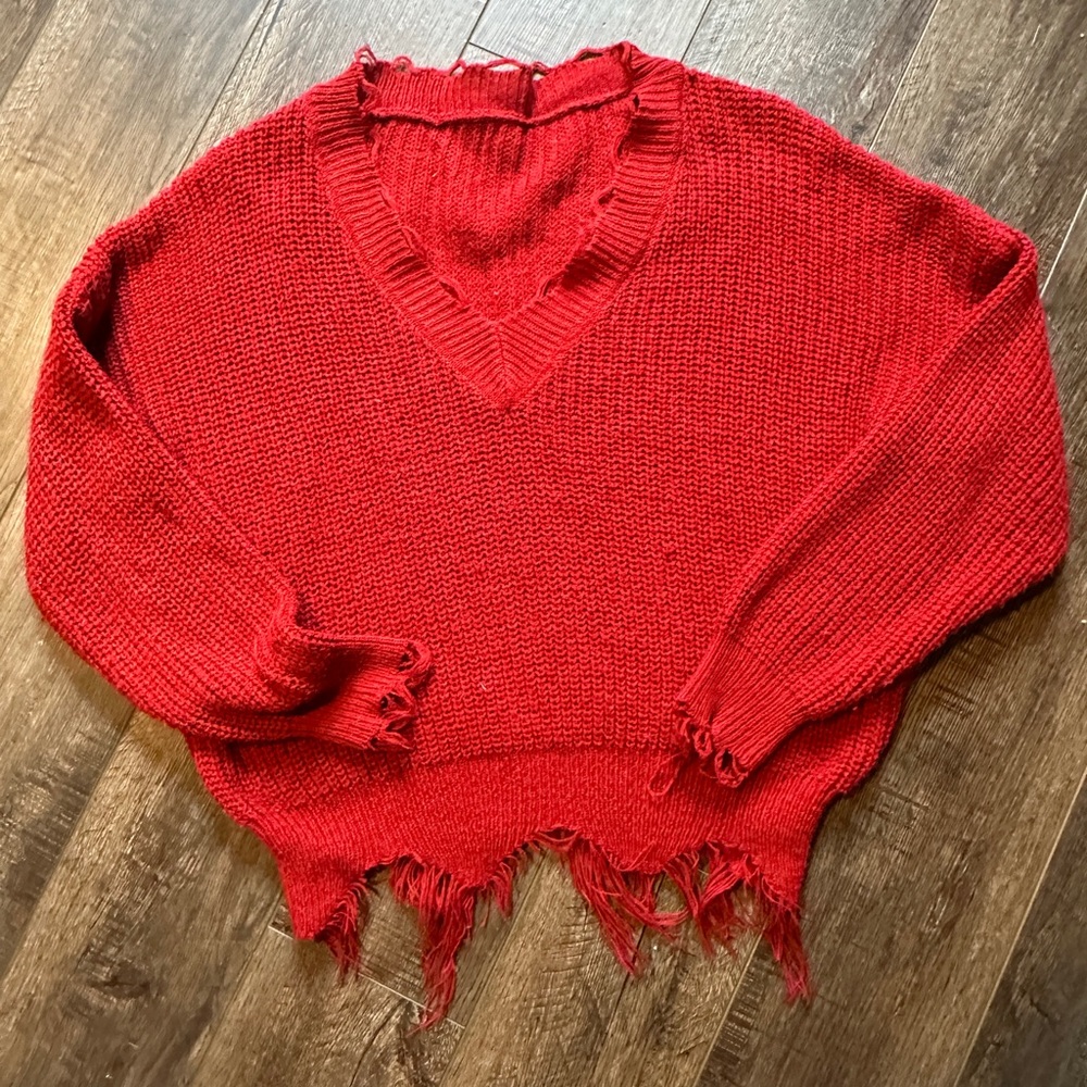 Red distressed sweater size med